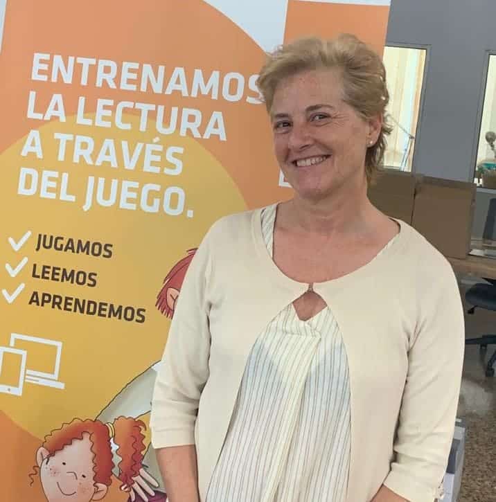 MONTSERRAT GARCIA con un cartel sobre el entrenamiento de la lectura a través del juego