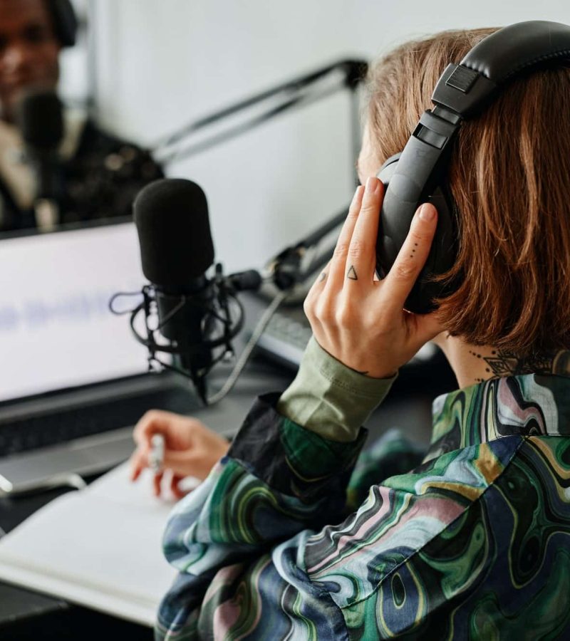 Mujer grabando post cast glifing